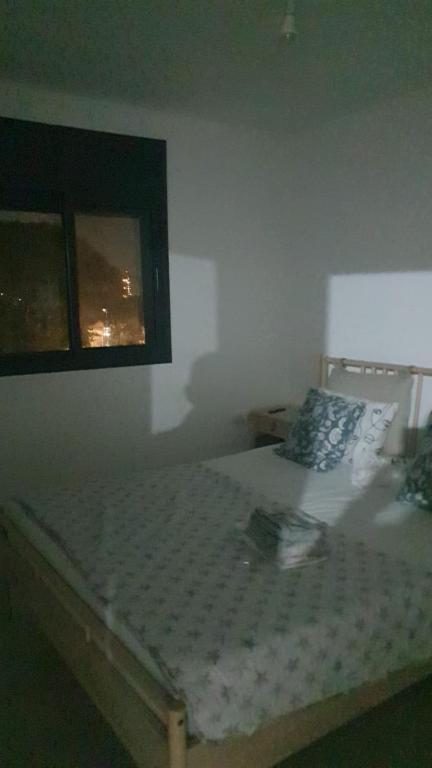 Postel nebo postele na pokoji v ubytování רחוב ארלוזורוב כפר סבא