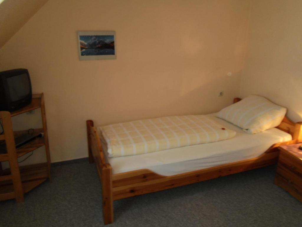 Postel nebo postele na pokoji v ubytování Hotel Gasthof zum Neubau