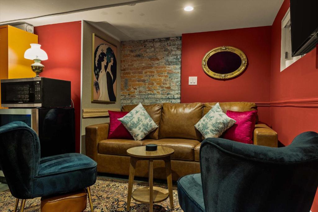 The Speakeasy Suite A Petworth Hidden Gem的休息区