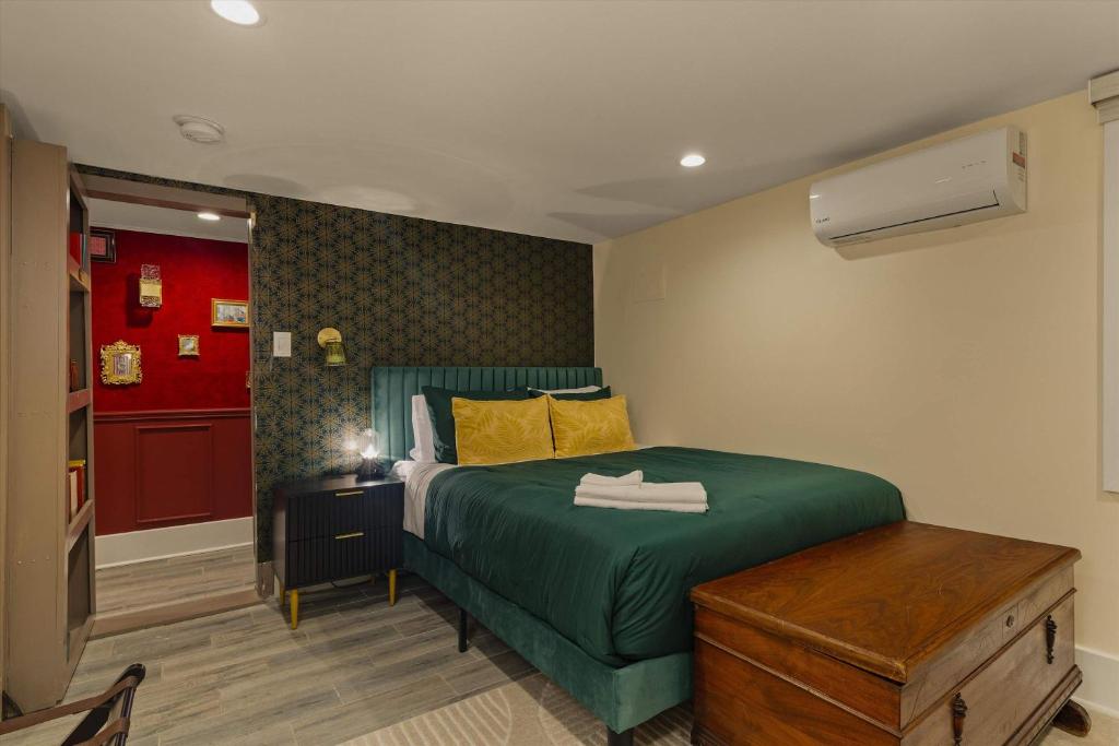 The Speakeasy Suite A Petworth Hidden Gem客房内的一张或多张床位