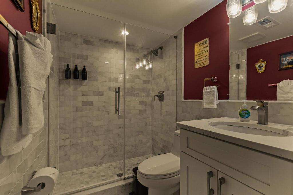 The Speakeasy Suite A Petworth Hidden Gem的一间浴室
