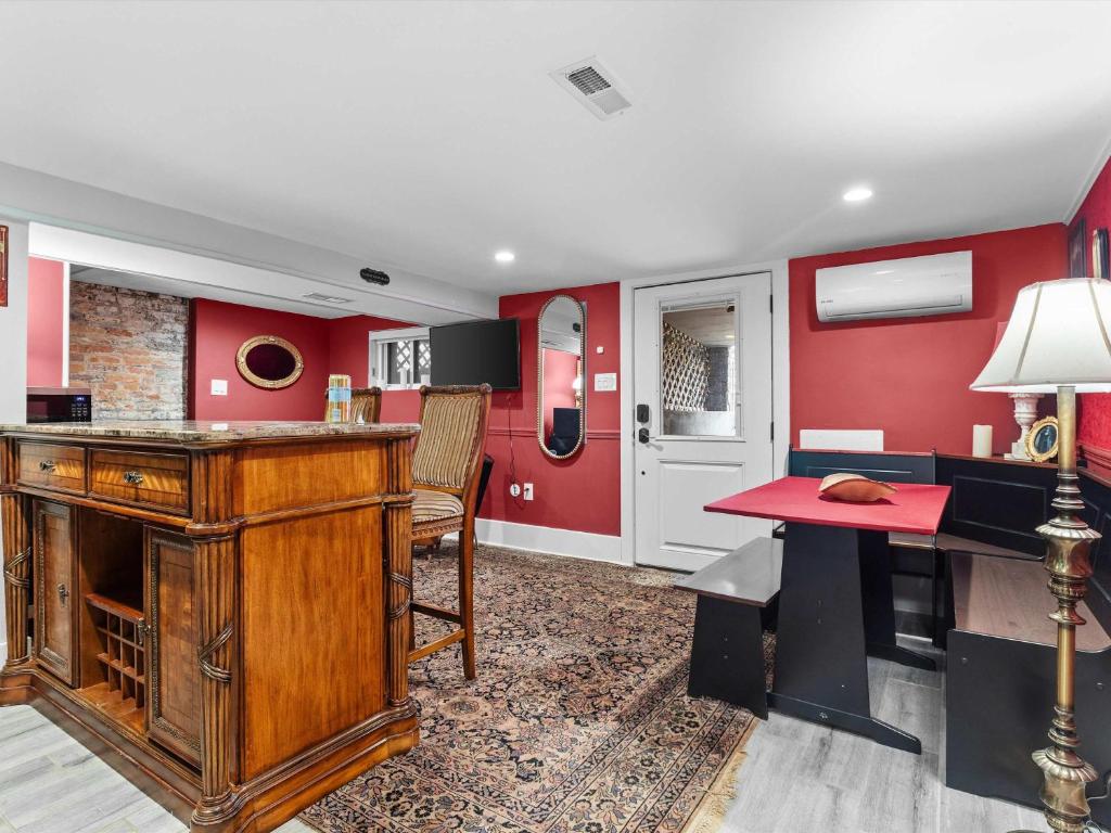 华盛顿The Speakeasy Suite A Petworth Hidden Gem的房间里有红色墙壁和书桌的厨房