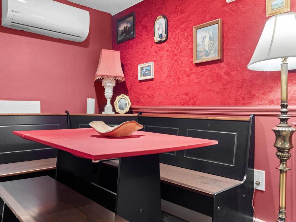 The Speakeasy Suite A Petworth Hidden Gem的休息区