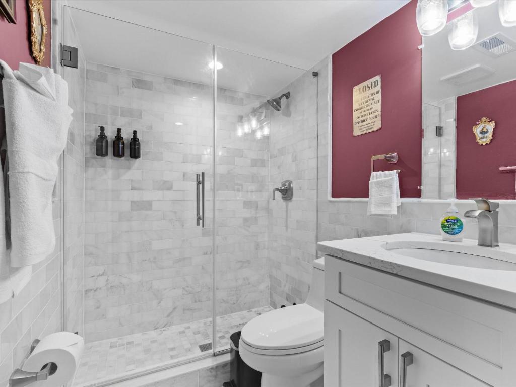 The Speakeasy Suite A Petworth Hidden Gem的一间浴室