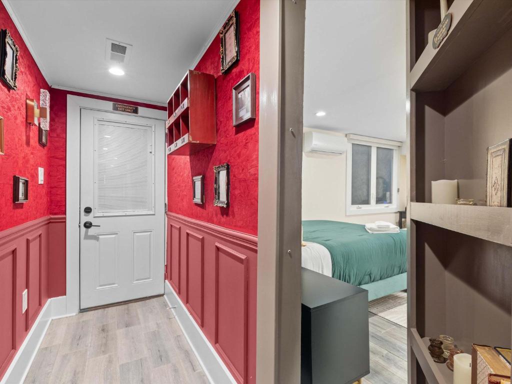 The Speakeasy Suite A Petworth Hidden Gem客房内的一张或多张床位