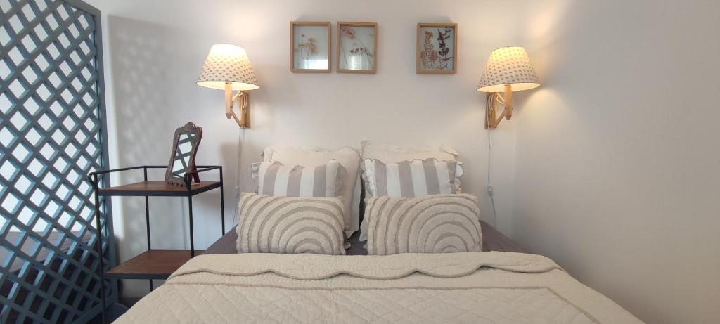 une chambre avec deux chaises blanches et deux lampes dans l'établissement PARIS AUTHENTIC HOUSE Entier 1920's House Métro Line 7 For Groups, à Paris