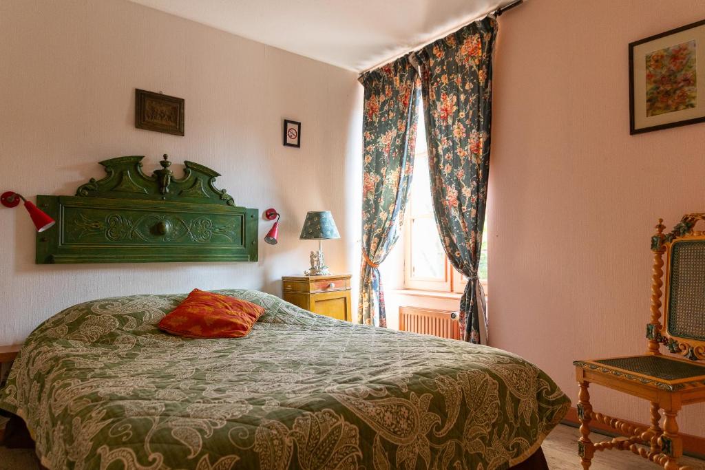 Postel nebo postele na pokoji v ubytování Auberge de Forgès