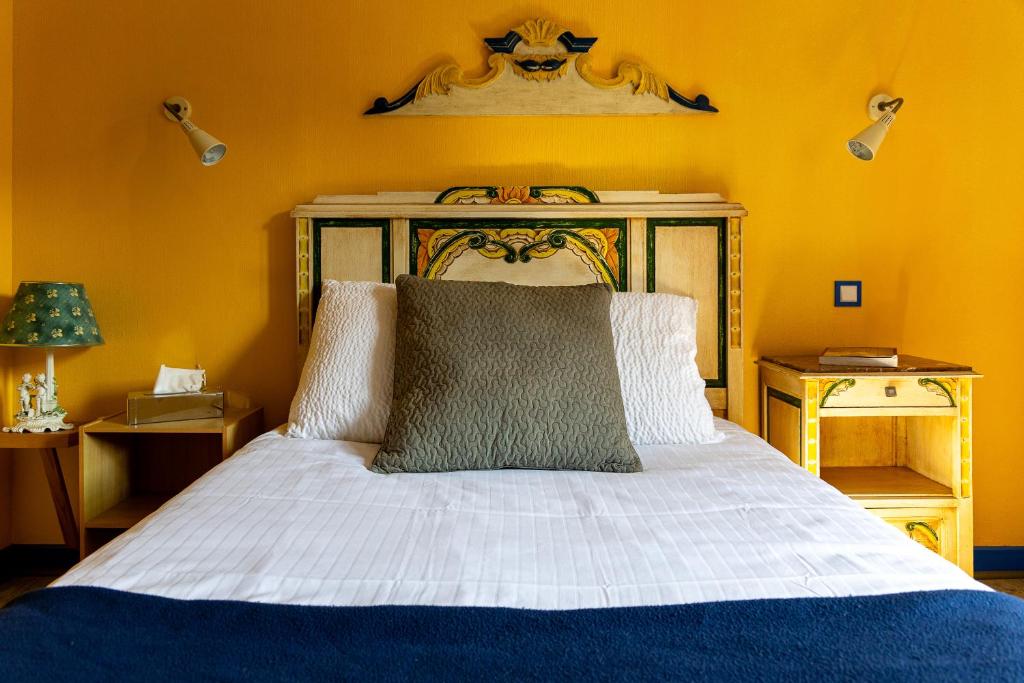 Postel nebo postele na pokoji v ubytování Auberge de Forgès