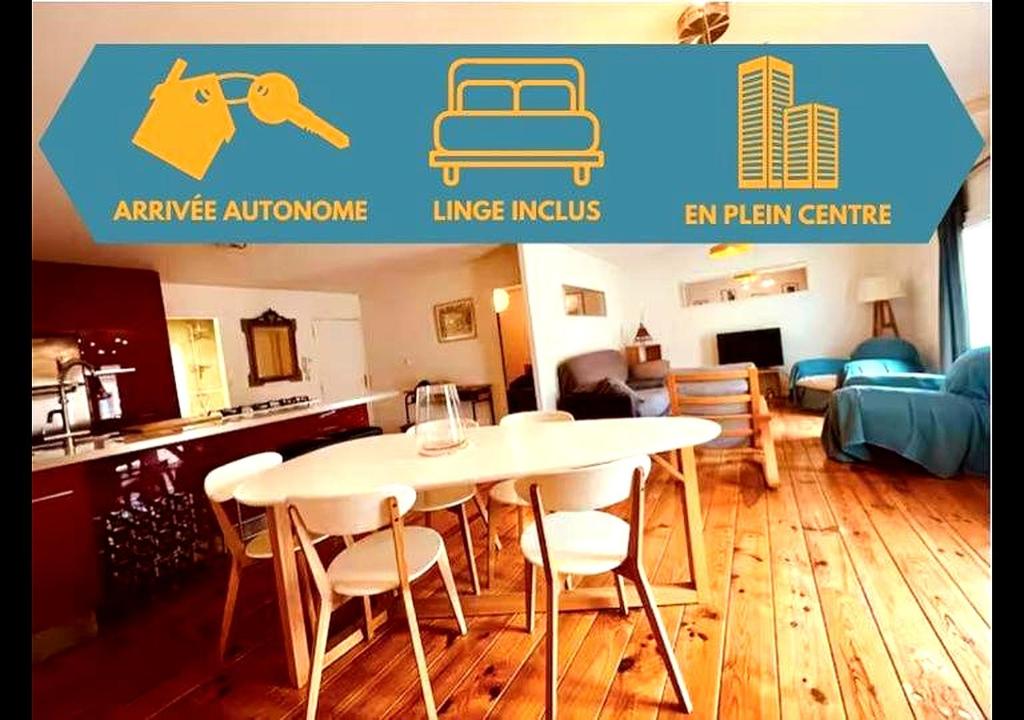 une cuisine et un salon avec une table et des chaises dans l'établissement Sète - Cœur de ville et Halles, à Sète