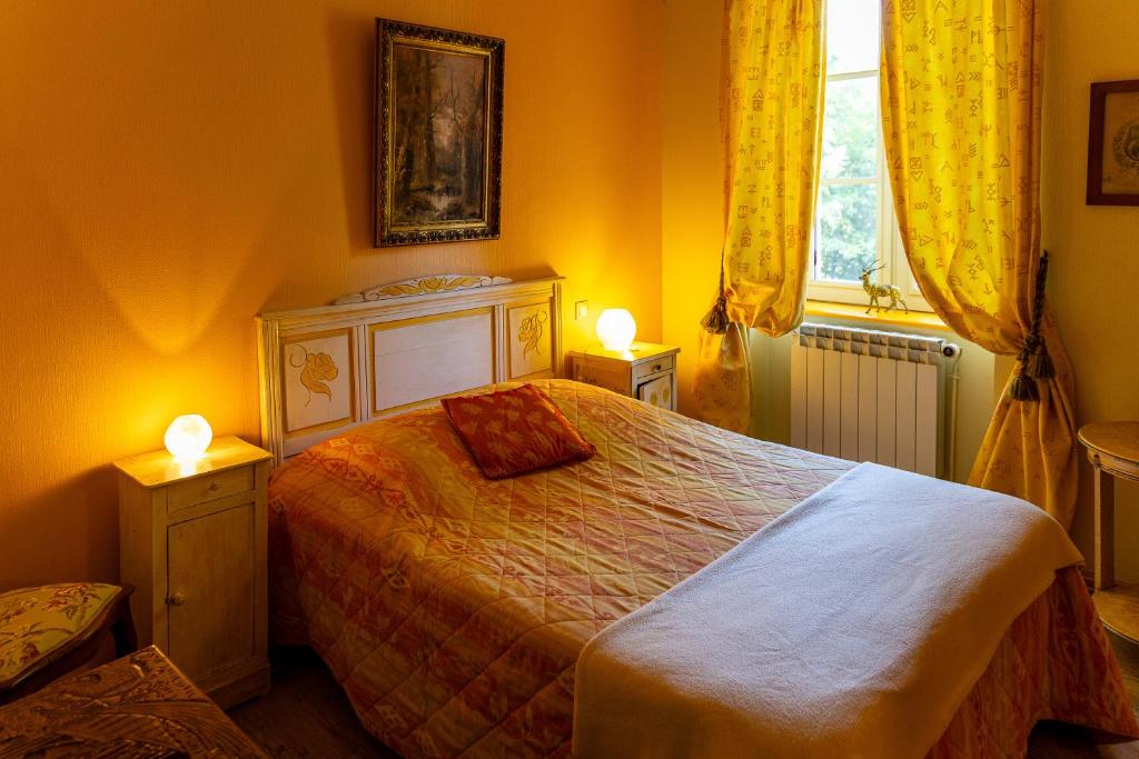 Postel nebo postele na pokoji v ubytování Auberge de Forgès