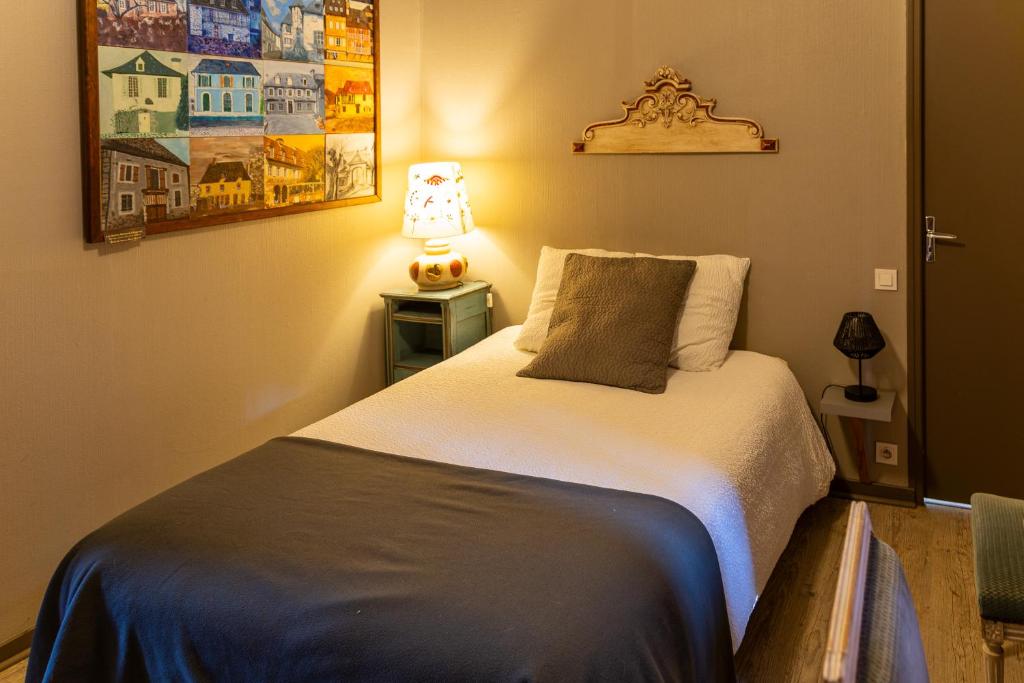 Postel nebo postele na pokoji v ubytování Auberge de Forgès