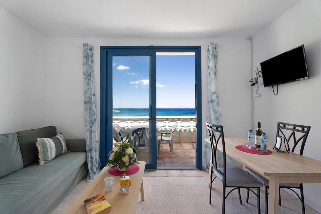 Телевизор и/или развлекательный центр в Apartamentos Playa Azul - 10
