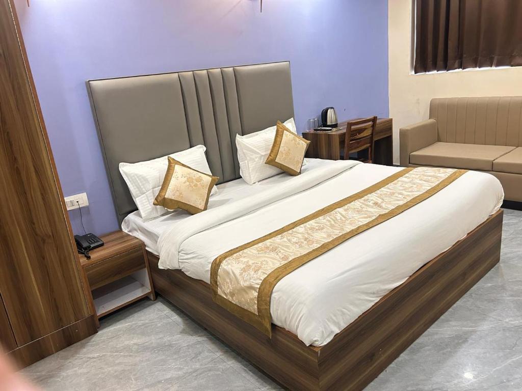 Postel nebo postele na pokoji v ubytování Hotel Mehak Palace - Noida Sector 62