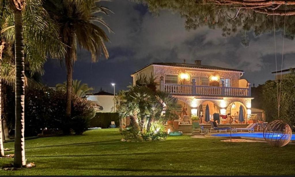 a house with a palm tree in front of it at Villa - Casa Ines in Cambrils