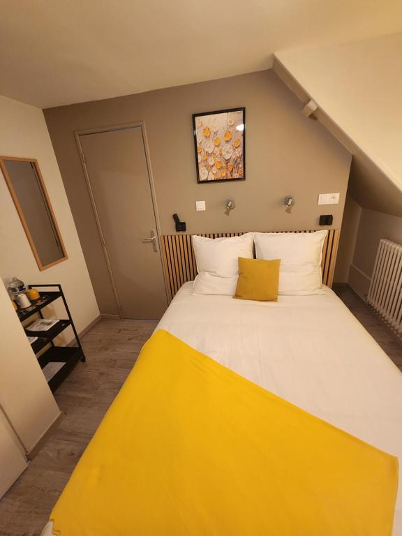 Katil atau katil-katil dalam bilik di chambre jaune