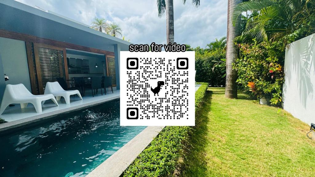 un cartello accanto a una piscina accanto a una casa di Private Garden Villa With Parking a Las Terrenas