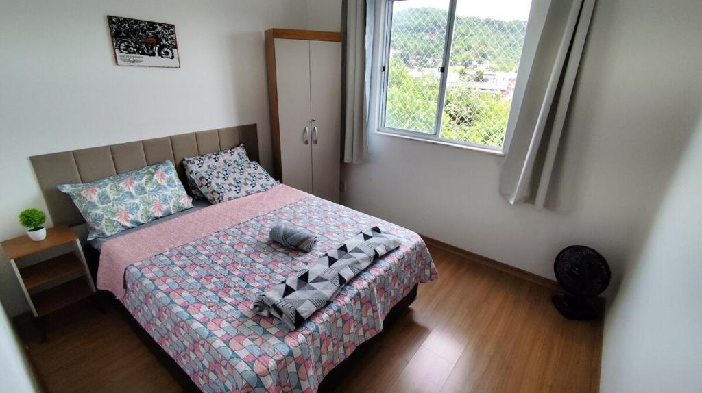 a bedroom with a bed and a window at Apto Lindo, Shopping Jardim Norte, 2 Batalhão PM in Juiz de Fora