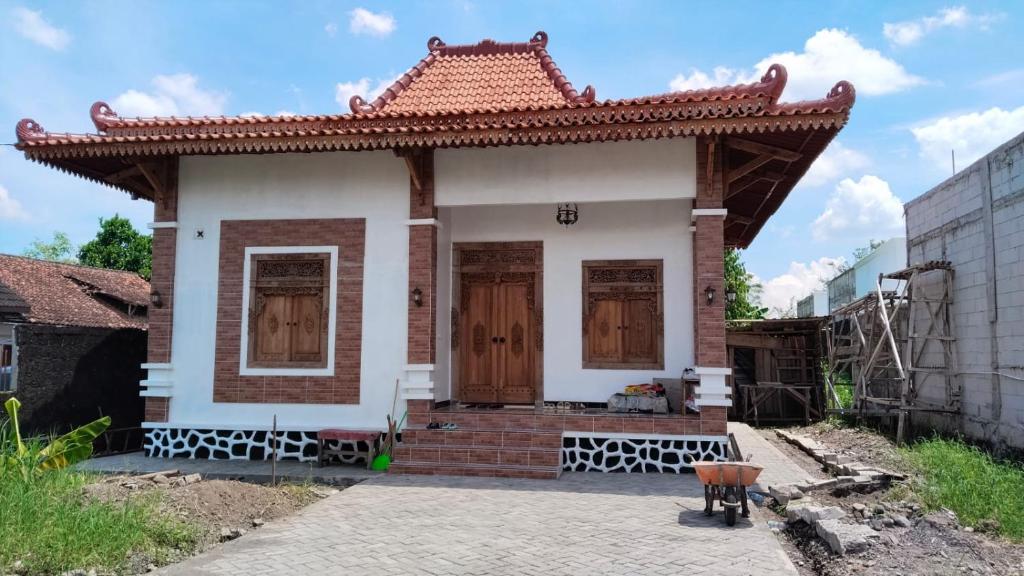 a small house with a red roof at Naufal homestay & kost in Ngemplak