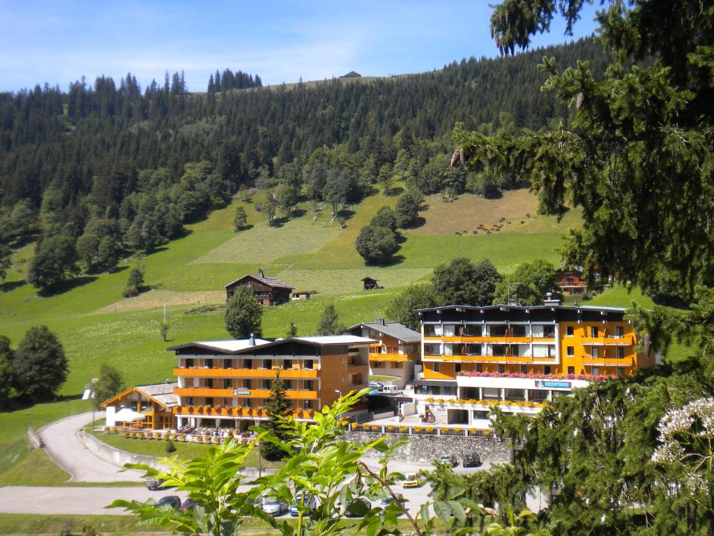 un hôtel dans une vallée avec une montagne dans l'établissement Azureva La Clusaz les Confins, à La Clusaz