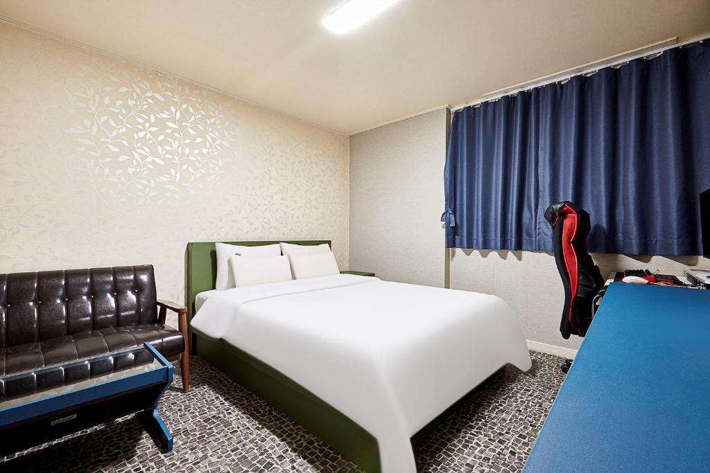 Postel nebo postele na pokoji v ubytování Galleria Hotel