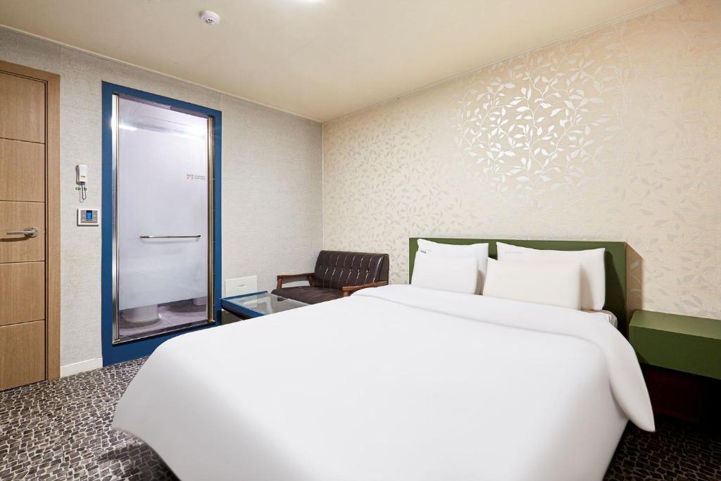 Postel nebo postele na pokoji v ubytování Galleria Hotel