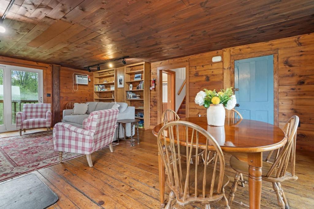 Χώρος καθιστικού στο A - Farmhouse Apartment on Miles Smith Farm
