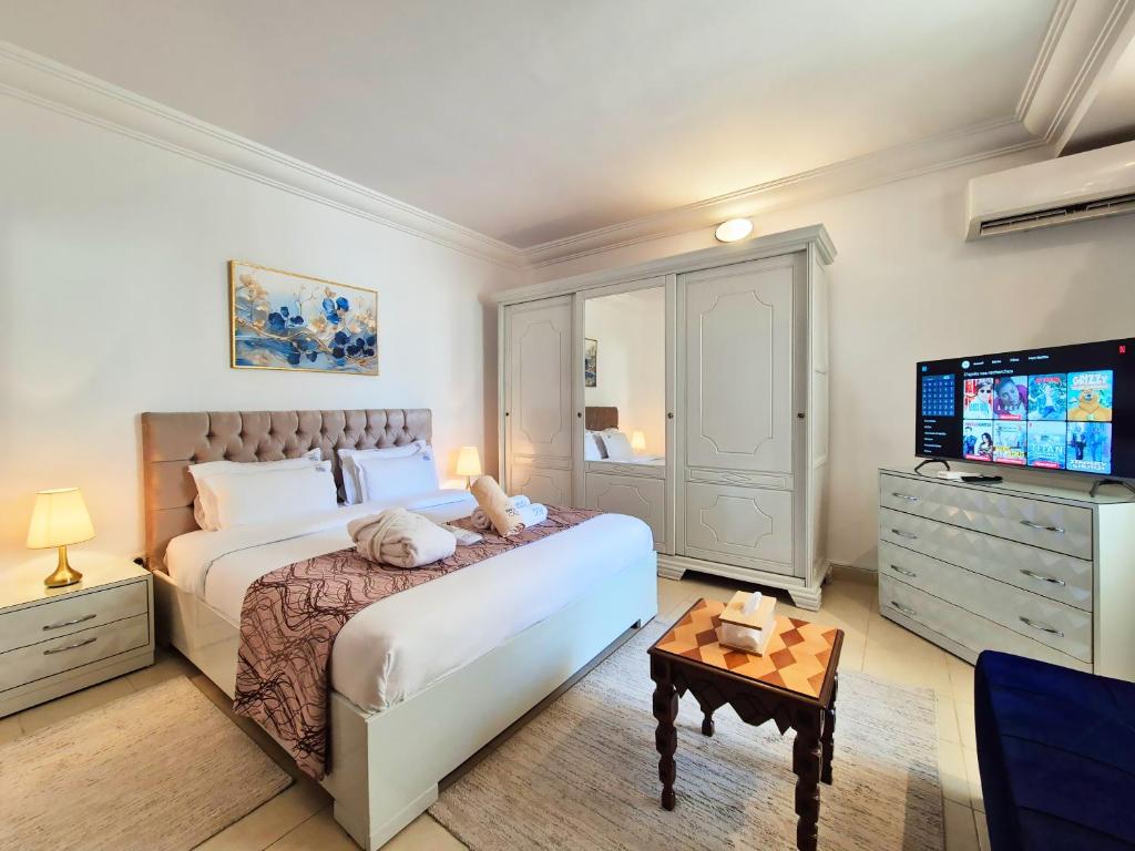 Ένα ή περισσότερα κρεβάτια σε δωμάτιο στο L'Orchidée - Suites de Luxe avec Piscine Chauffée et Vue sur le Lac de Tunis