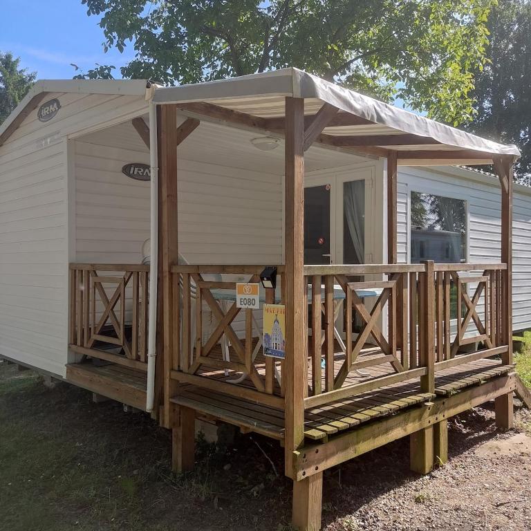 une terrasse couverte sur une petite maison dans l'établissement Smart Home Madrid mit Terrasse, Europapark, Rulantica 15min, à Boofzheim