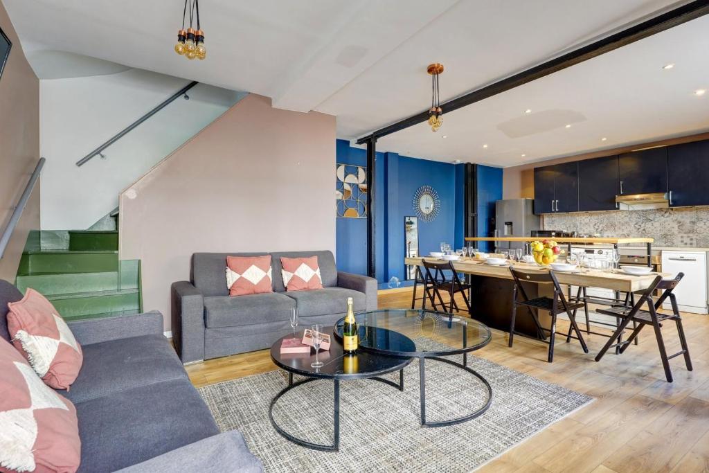 un salon avec un canapé et une table dans l'établissement Bluestay 226 - Charmant appartement, à Paris