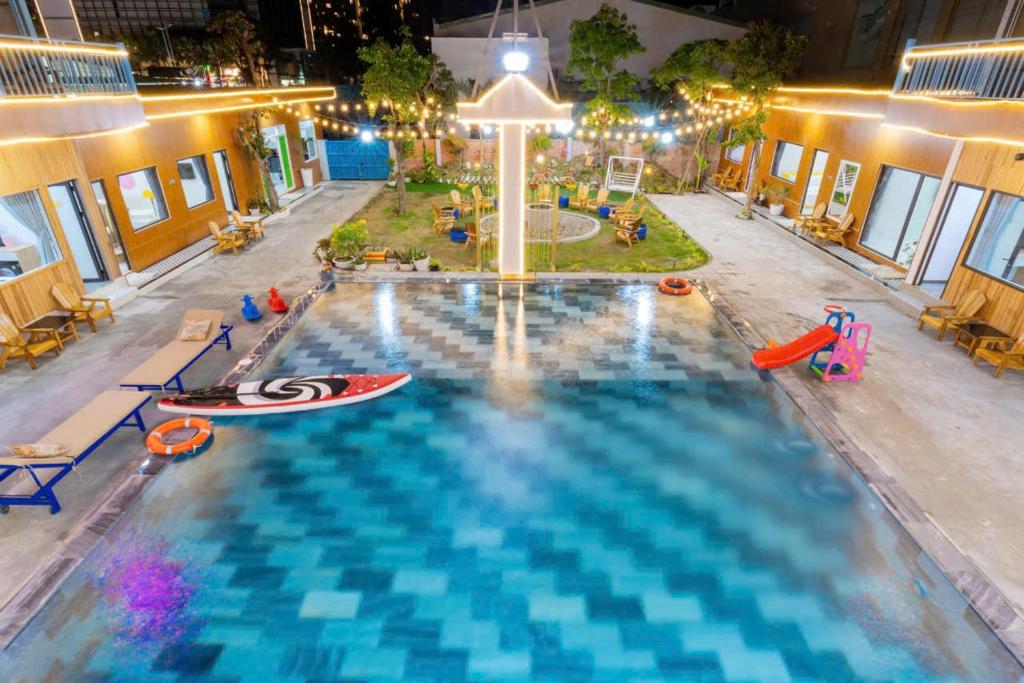 Resort Mini Mới Khai Trương في فنغ تاو: اطلالة علوية على مسبح في الليل