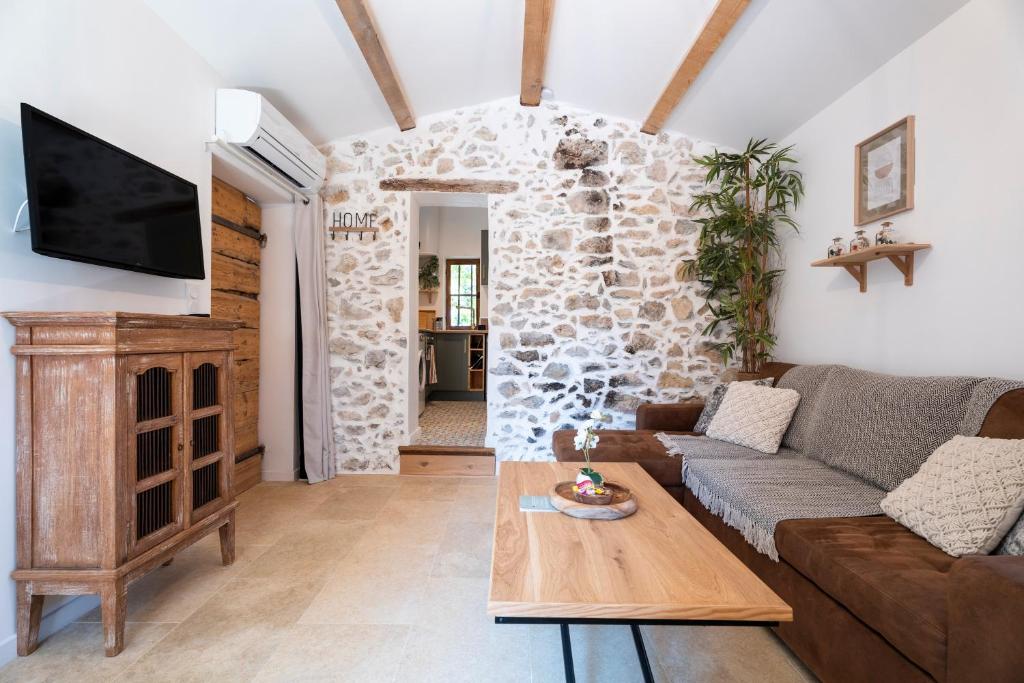 TV/trung tâm giải trí tại Joli gîte dans les collines