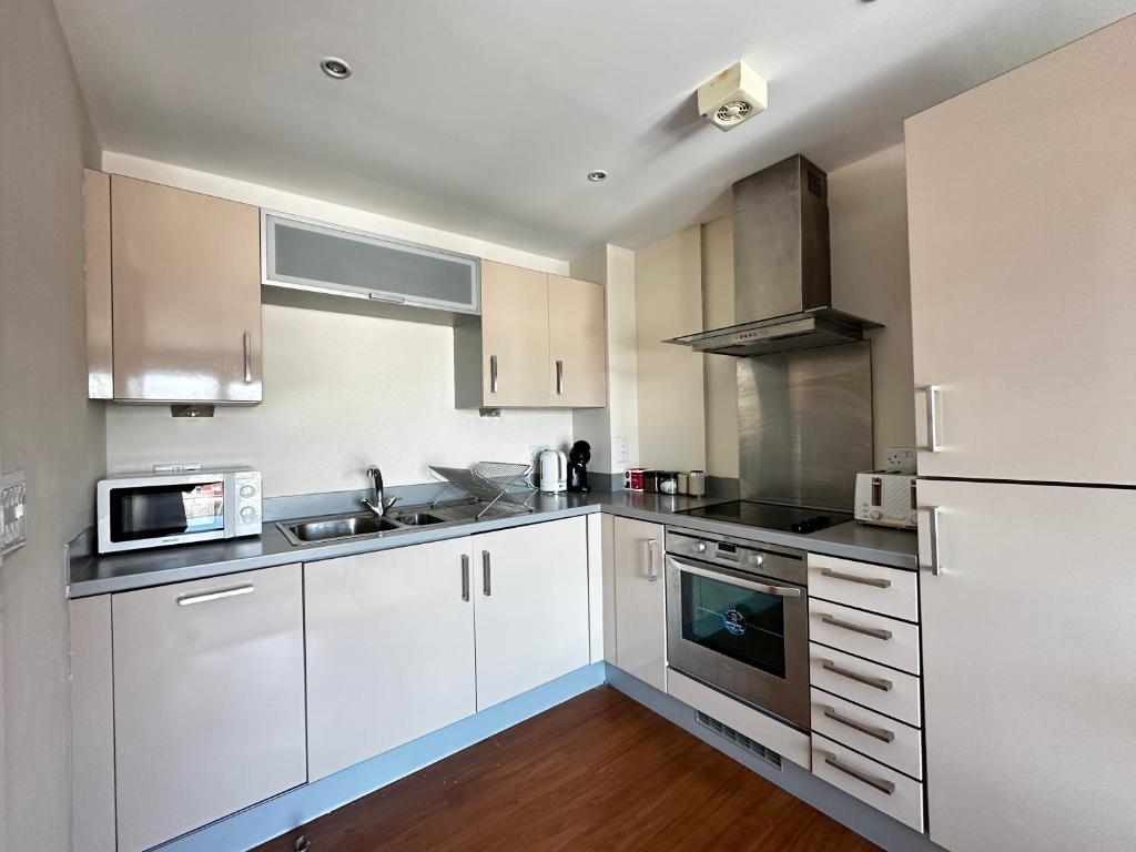 Cucina o angolo cottura di Seaside APT with Harbour View