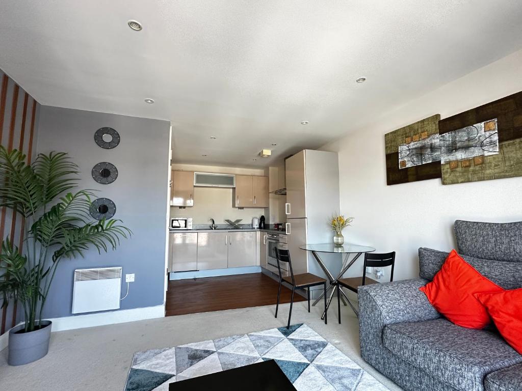 Cucina o angolo cottura di Seaside APT with Harbour View