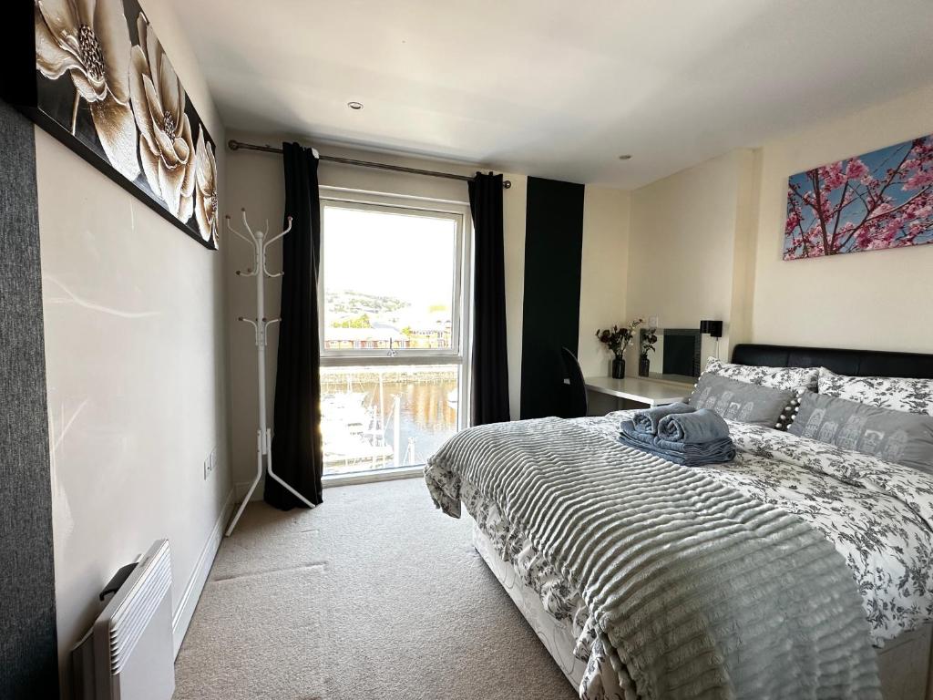 Letto o letti in una camera di Seaside APT with Harbour View