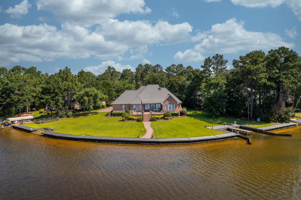 una vista aerea di una casa su un'isola in acqua di Lakeside Lane Retreat a Johnsonville