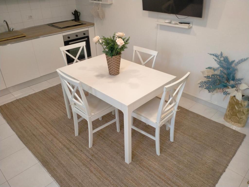 Η κουζίνα ή μικρή κουζίνα στο Villetta Soleil con Piscina e Campo da Tennis condominiale