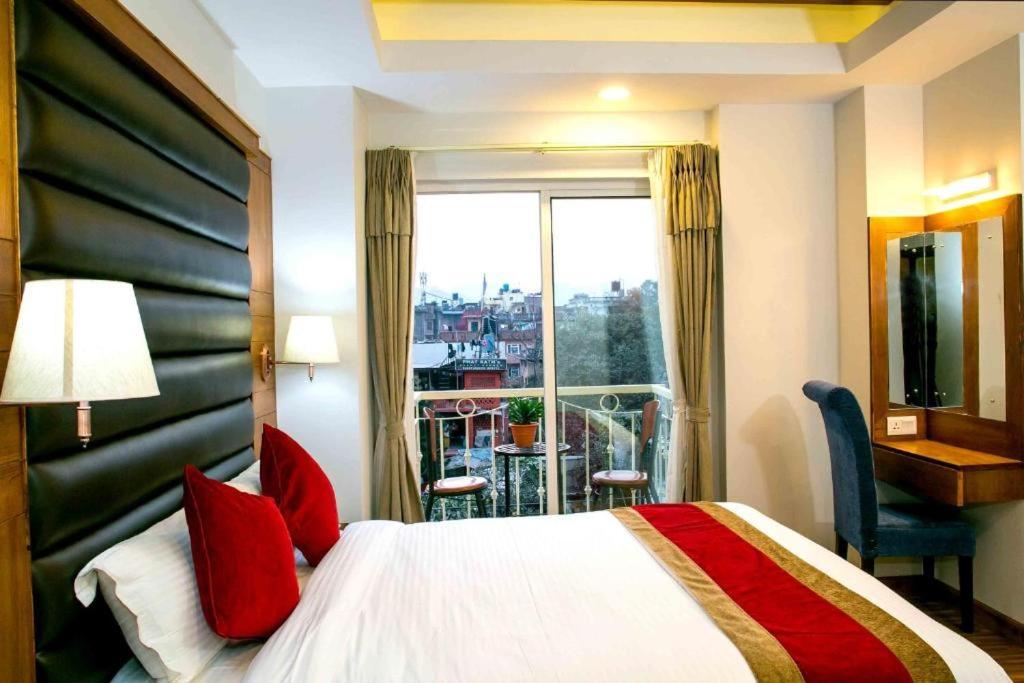 Postel nebo postele na pokoji v ubytování Beautiful Kathmandu Hotel
