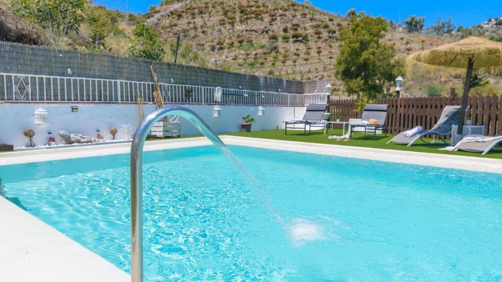Bazén v ubytovaní Villa Omairi Torrox by Ruralidays alebo v jeho blízkosti