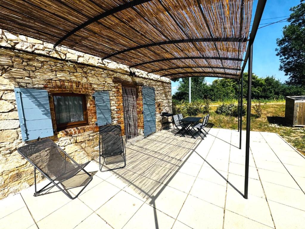 Patio alebo iná vonkajšia časť ubytovania Le Cabanon des Lavandes entre Mont Ventoux et Luberon