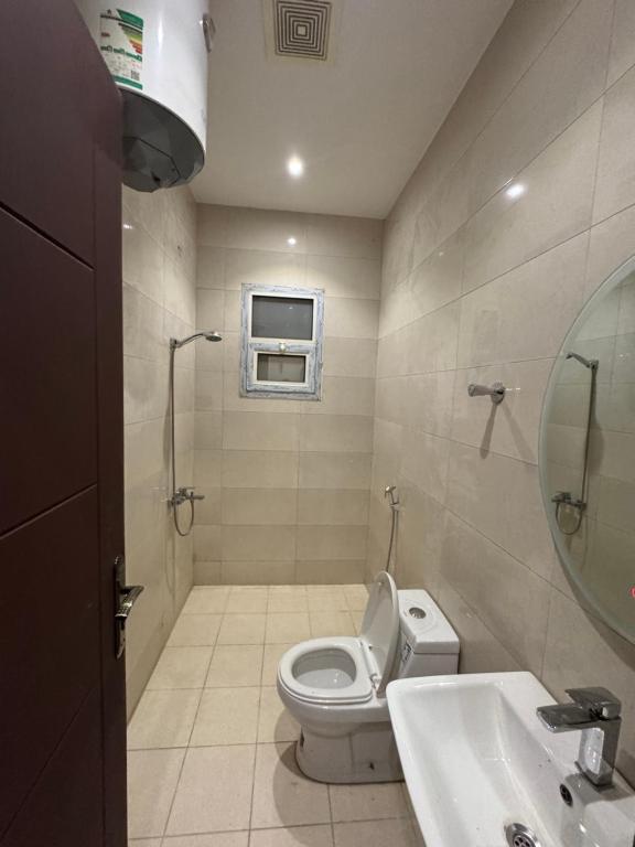 Et badeværelse på الملز غرف وحمام مفروشة