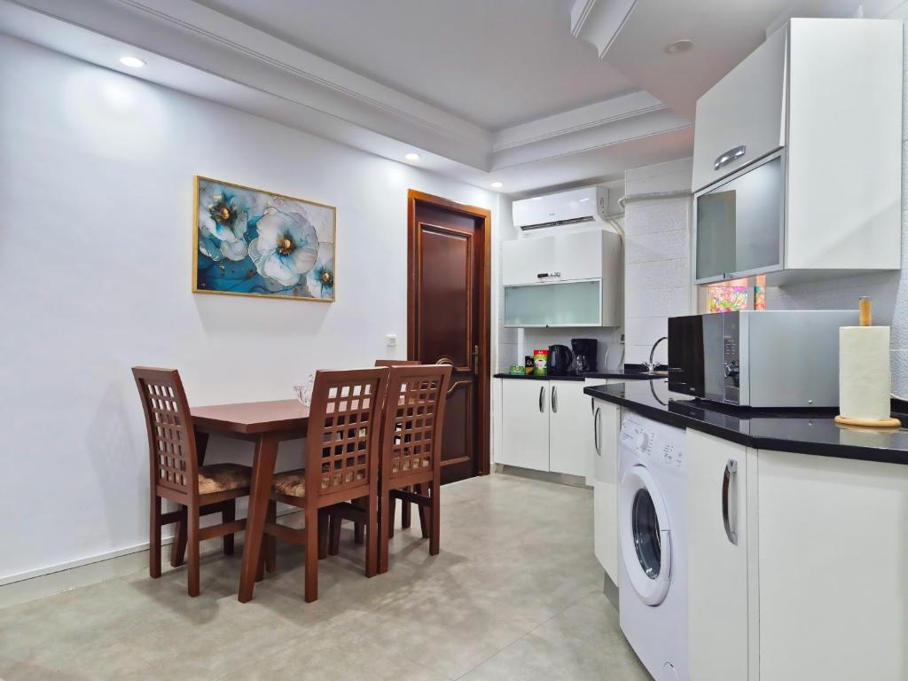 Η κουζίνα ή μικρή κουζίνα στο L'Orchidée - Suites de Luxe avec Piscine Chauffée et Vue sur le Lac de Tunis