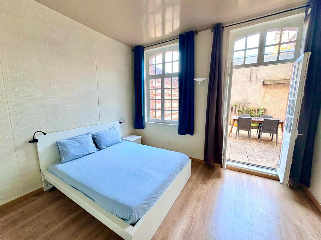 Ένα ή περισσότερα κρεβάτια σε δωμάτιο στο Loft T2 avec terrasse sur la Grand Place d'Arras