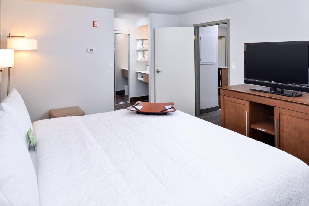 Televisor o centre d'entreteniment de Hampton Inn & Suites by Hilton Calgary University NW