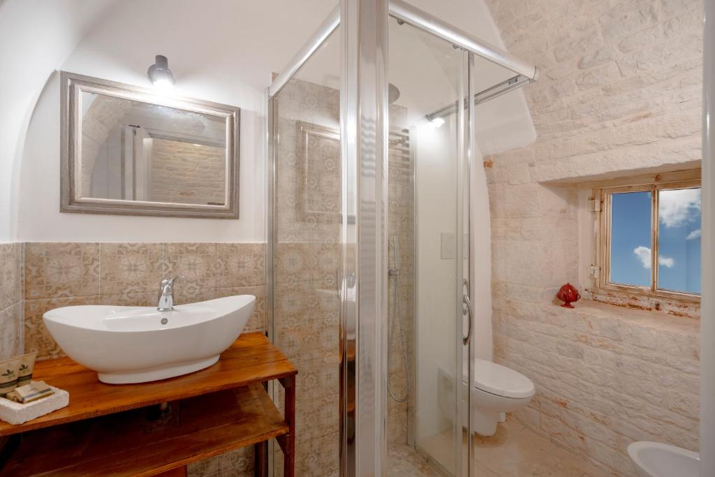 Koupelna v ubytování Trulli Lithos Suite
