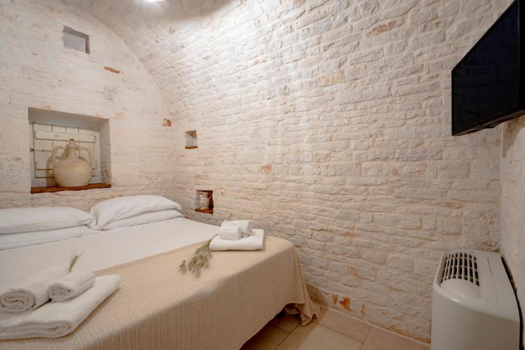 Postel nebo postele na pokoji v ubytování Trulli Lithos Suite
