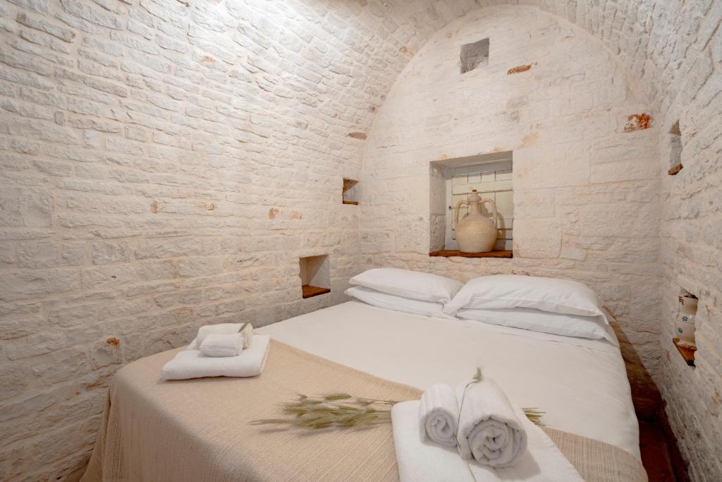 Postel nebo postele na pokoji v ubytování Trulli Lithos Suite