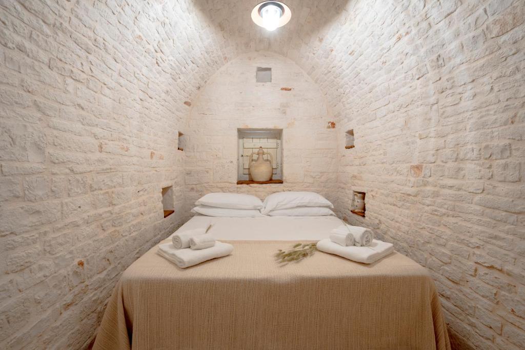 Postel nebo postele na pokoji v ubytování Trulli Lithos Suite