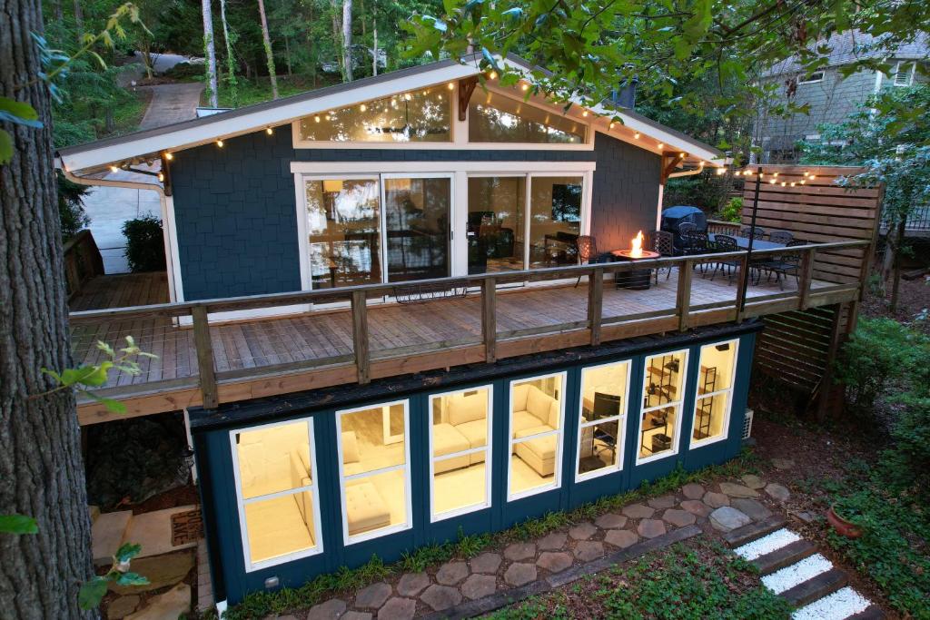 una casa rodeada de porche y terraza en Lake Lanier Lodge - Dock Views & Fire Pit, en Cumming
