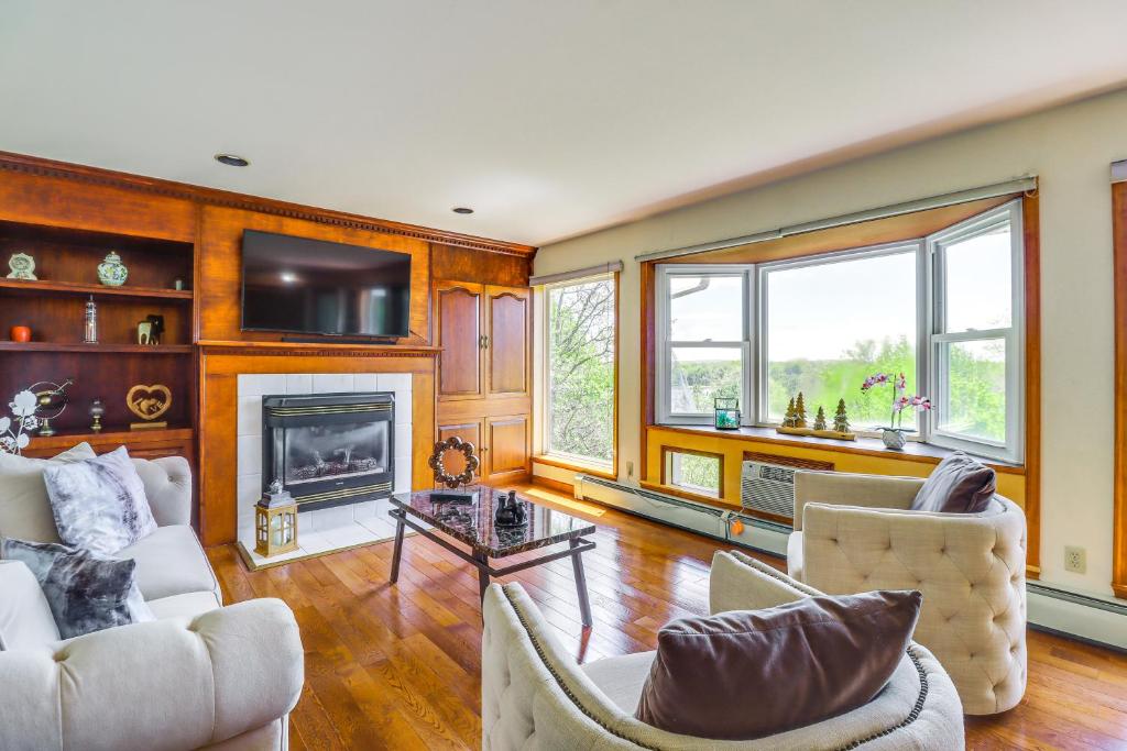 TV a/nebo společenská místnost v ubytování Game Room! Lake-View Gem 7 Mi to Camelback Slopes