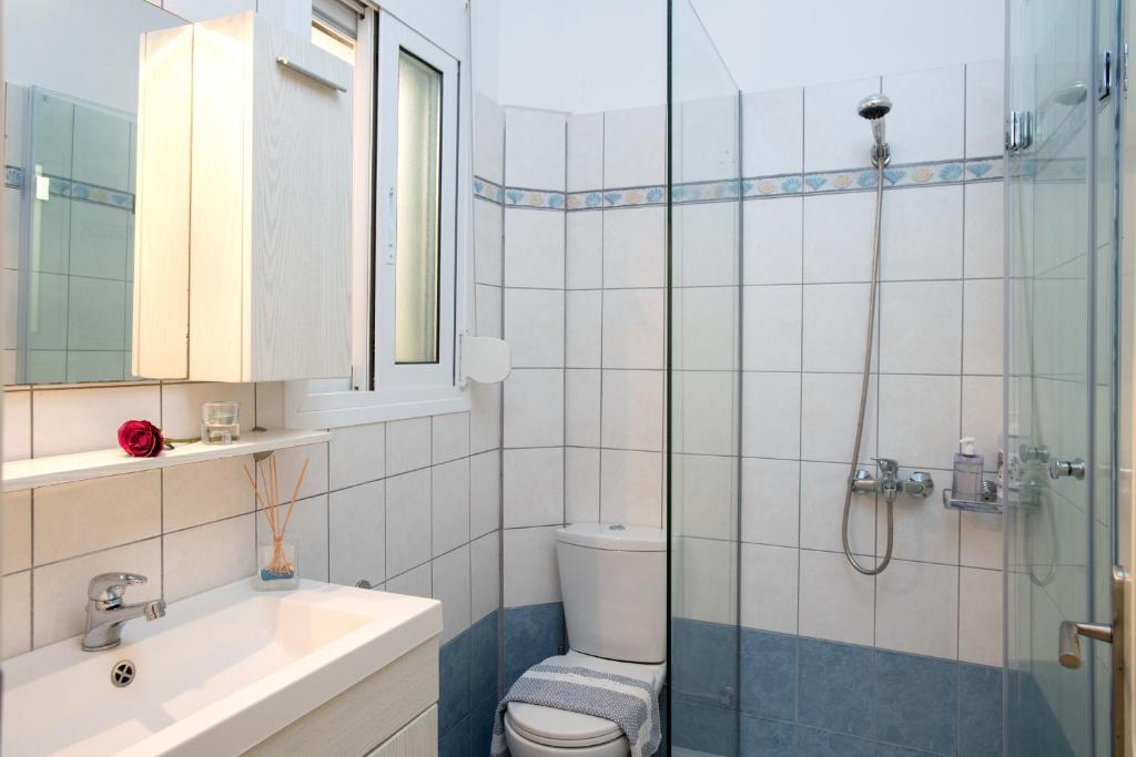 Kúpeľňa v ubytovaní Beach Villa Blue by PosarelliVillas